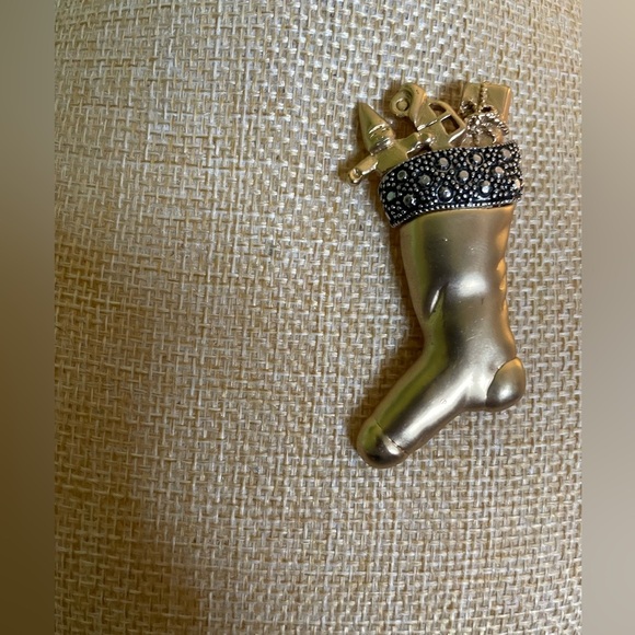 Gold and Black Christmas Stocking Brooch - Picture 4 of 6